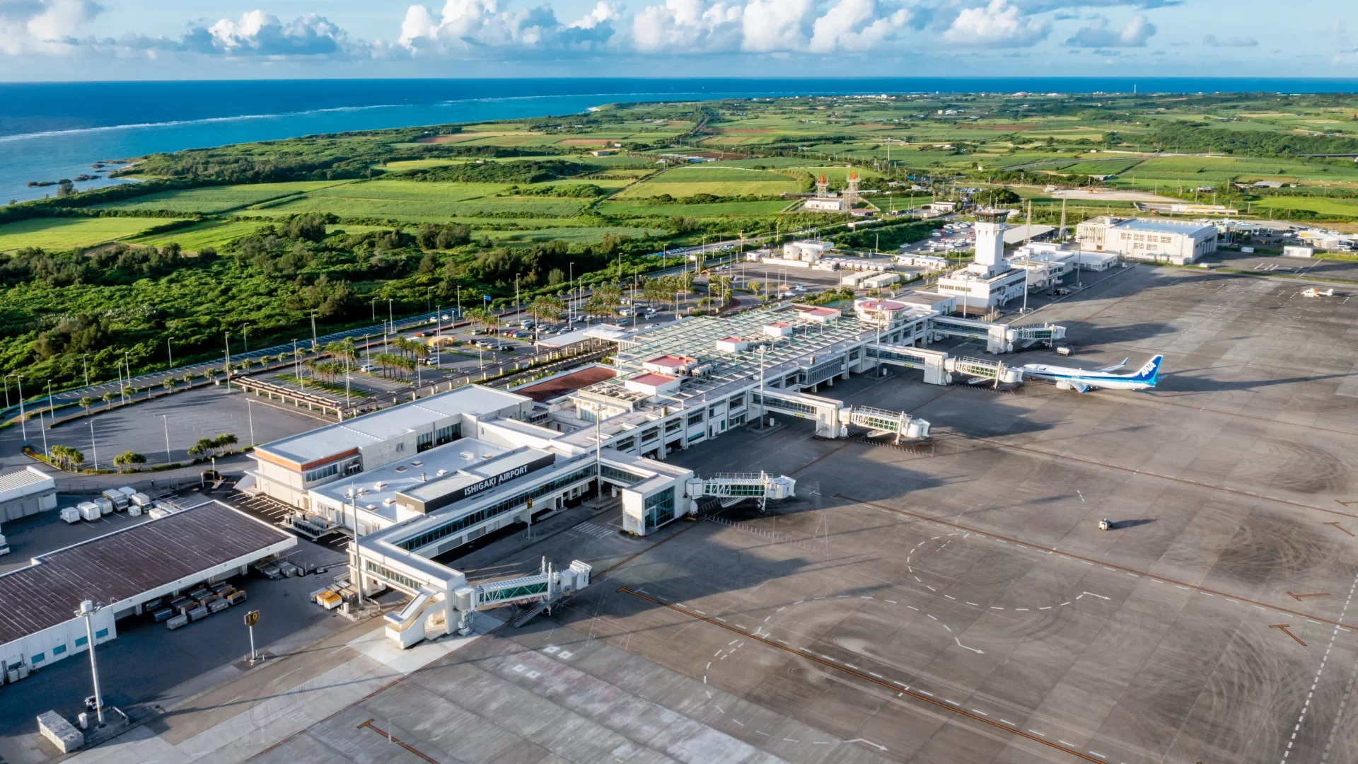 石垣空港国内線・国際線旅客ターミナルビル（南ぬ島石垣空港）