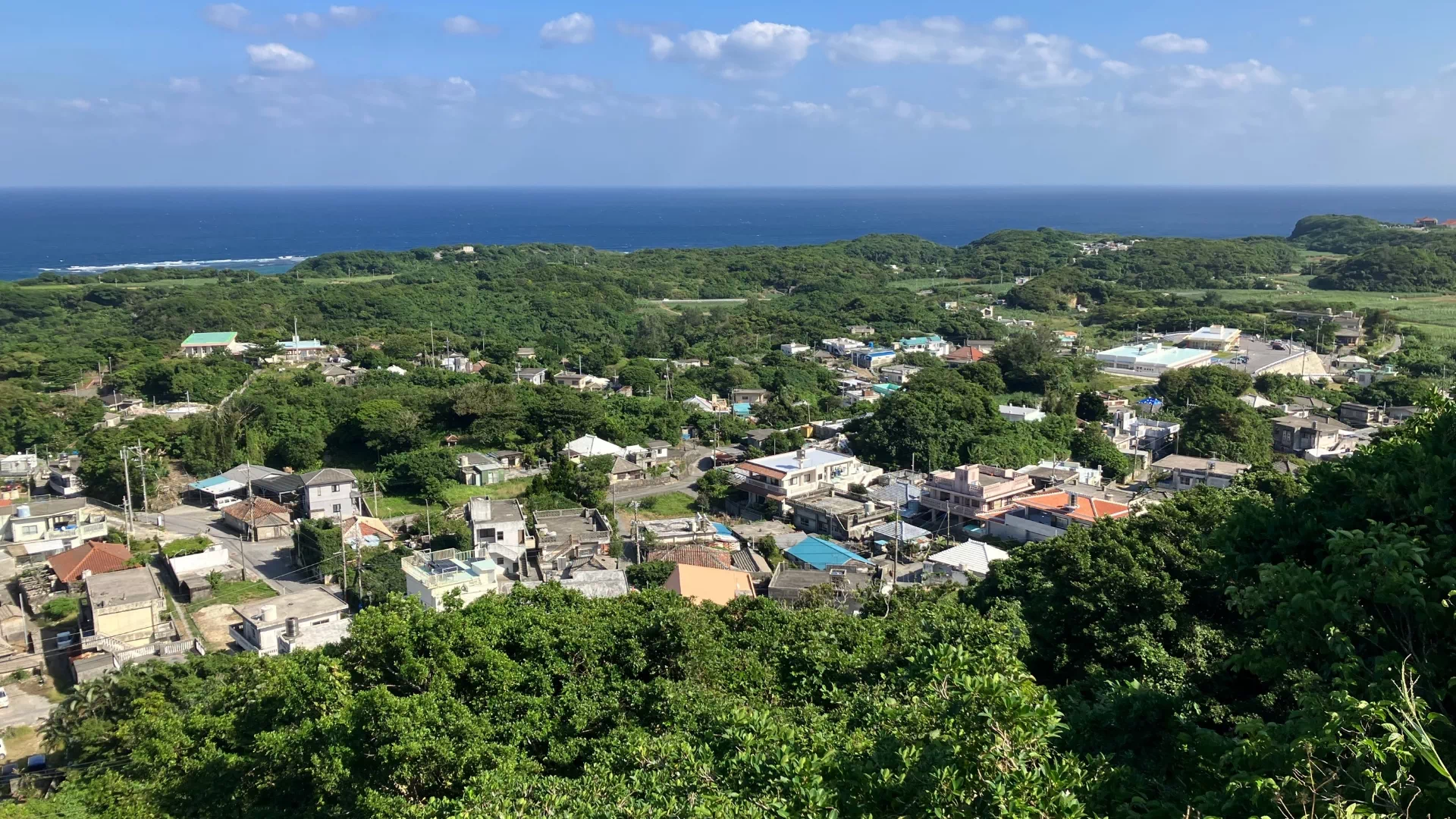 宮城島の集落とシヌグ堂からの景観